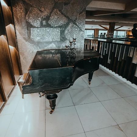Hotel Sky Gyevgyelija Kültér fotó Piano at the lobby