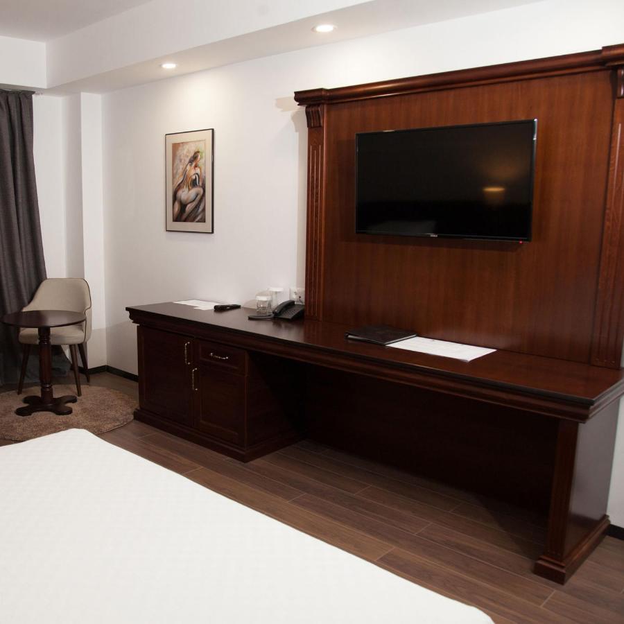 Hotel Sky Gyevgyelija Kültér fotó A television set in a hotel room