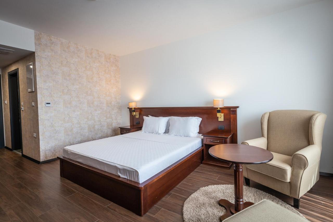 Hotel Sky Gyevgyelija Kültér fotó A room at the hotel