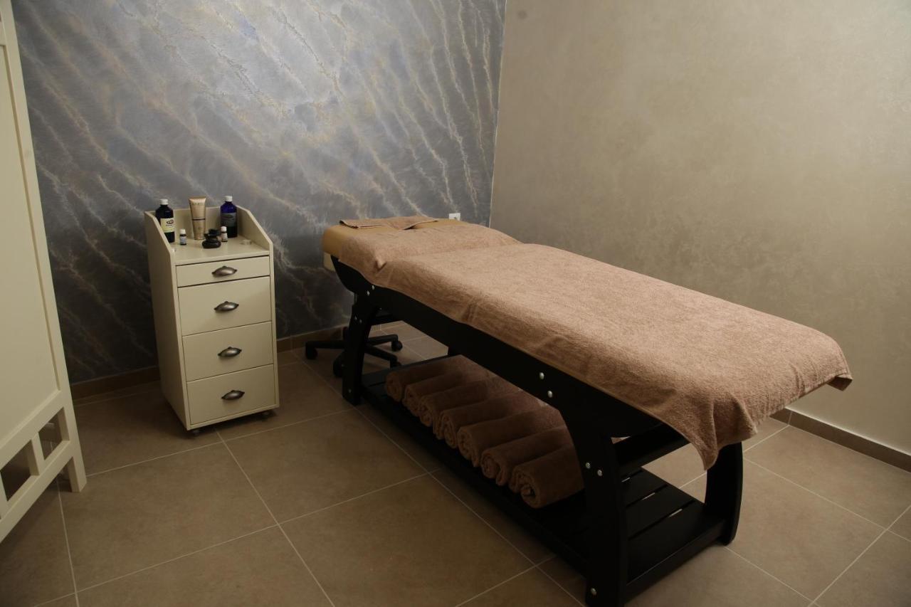 Hotel Sky Gyevgyelija Kültér fotó Massage table