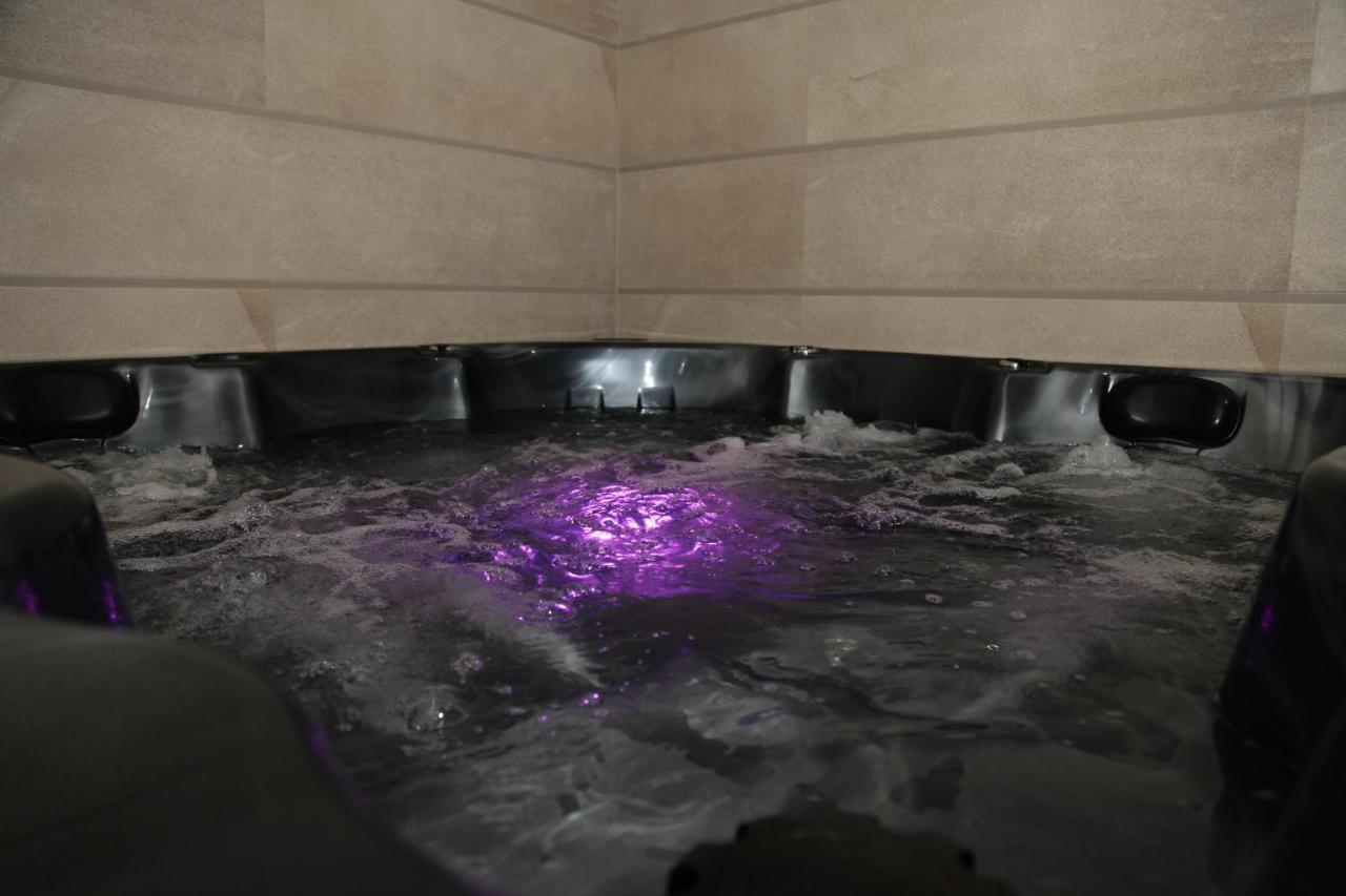 Hotel Sky Gyevgyelija Kültér fotó A whirlpool bath