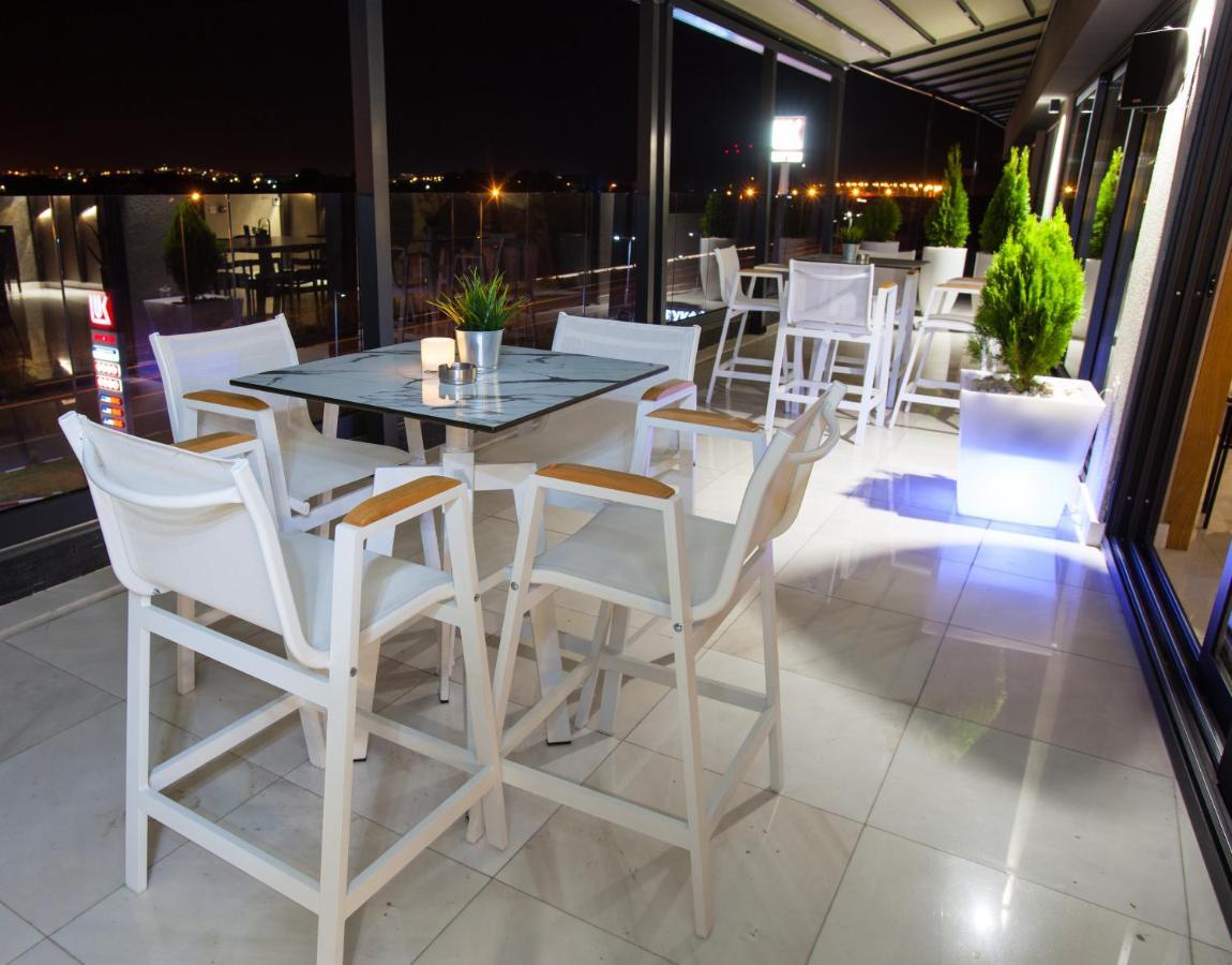 Hotel Sky Gyevgyelija Kültér fotó Sky Bar
