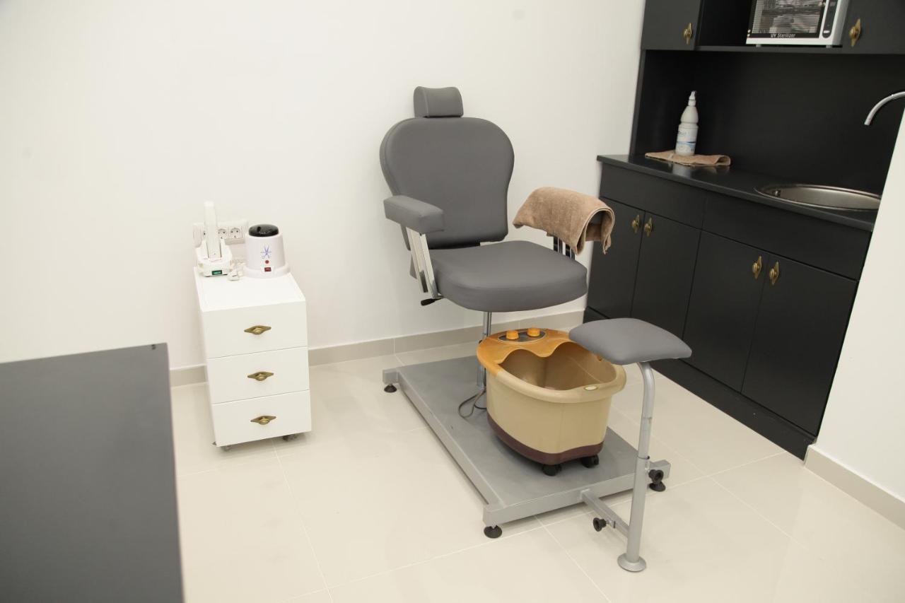 Hotel Sky Gyevgyelija Kültér fotó A podiatry treatment room