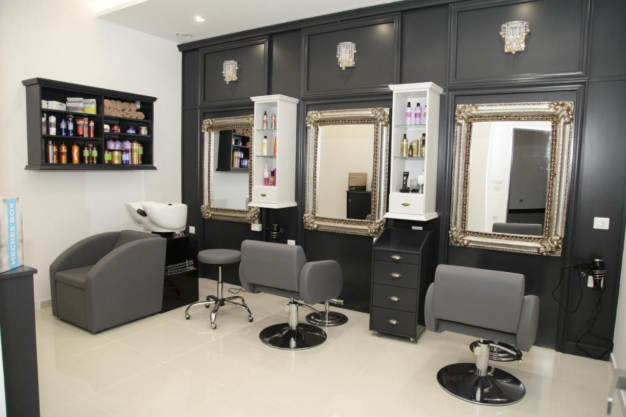 Hotel Sky Gyevgyelija Kültér fotó A hair salon in the United States