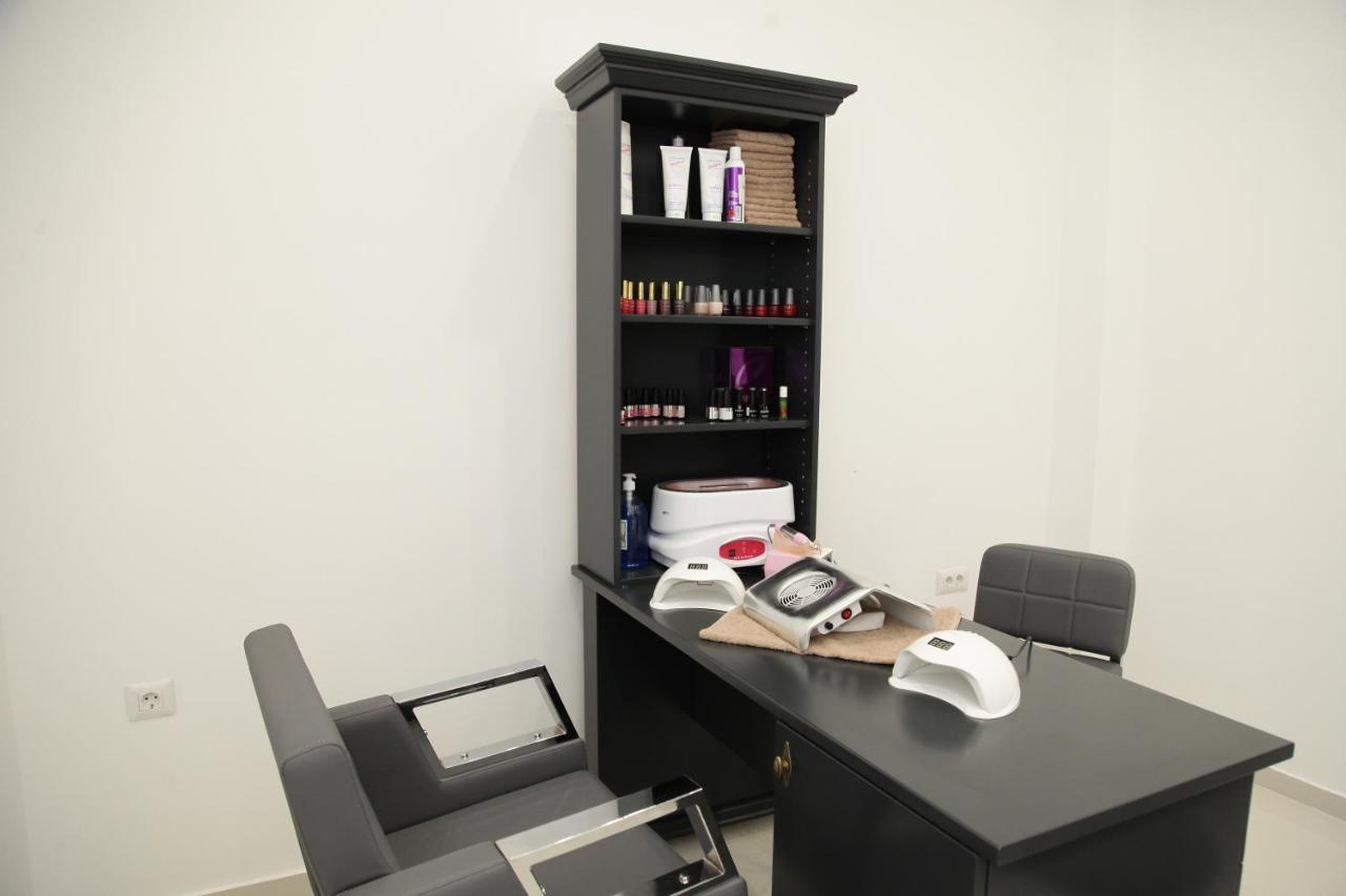 Hotel Sky Gyevgyelija Kültér fotó A consultation room at a salon
