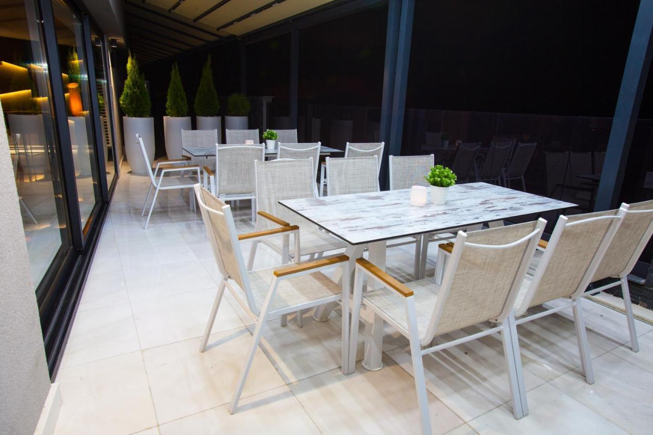 Hotel Sky Gyevgyelija Kültér fotó A patio set
