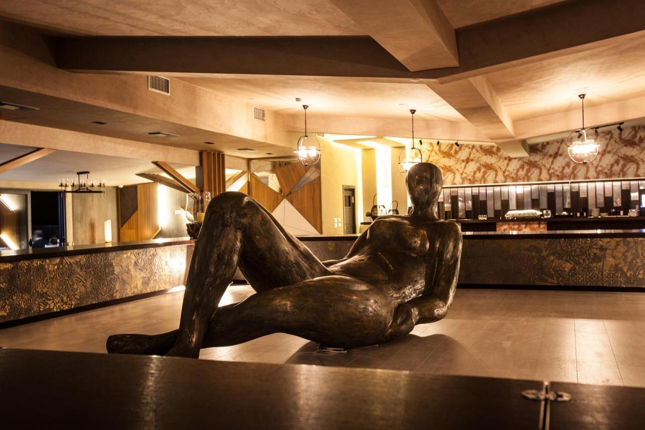 Hotel Sky Gyevgyelija Kültér fotó The sculpture in 2011