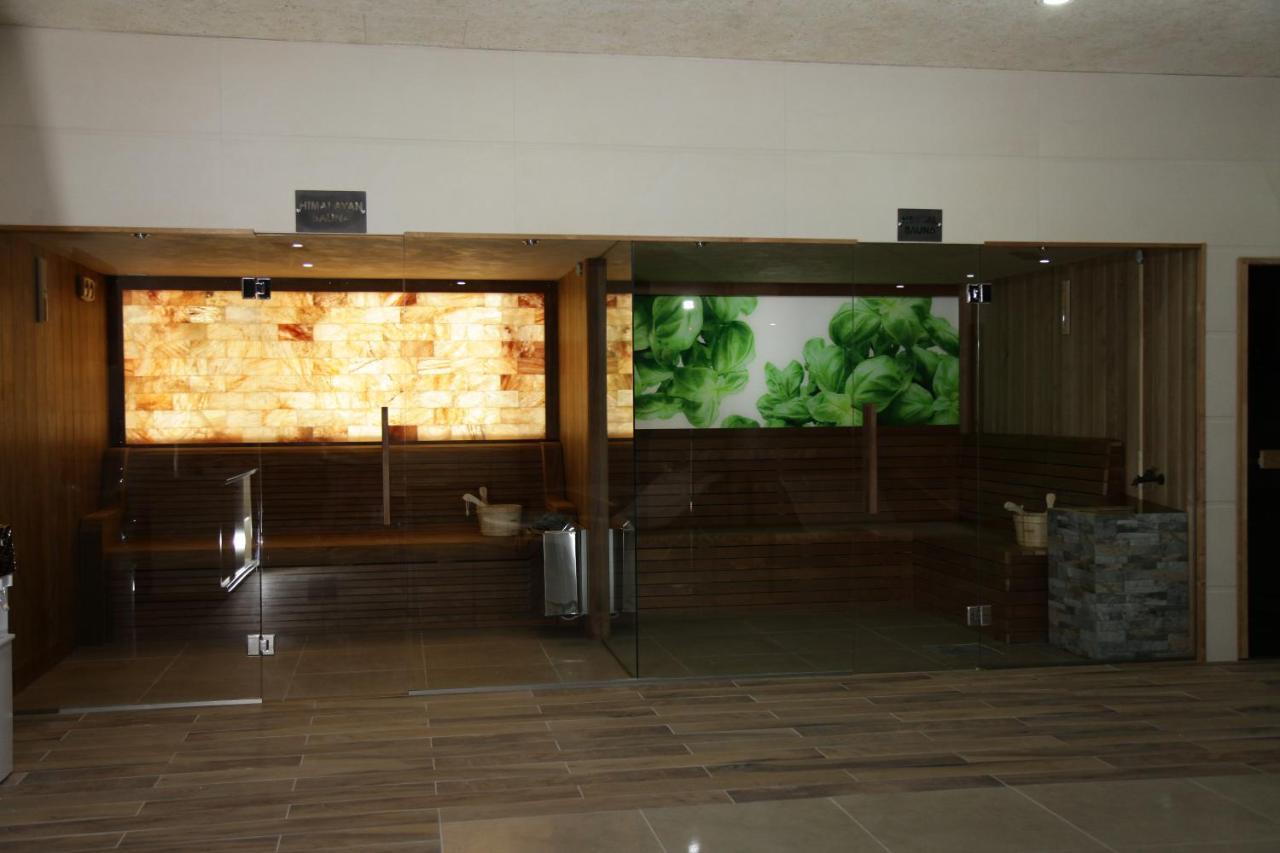 Hotel Sky Gyevgyelija Kültér fotó The interior of the station