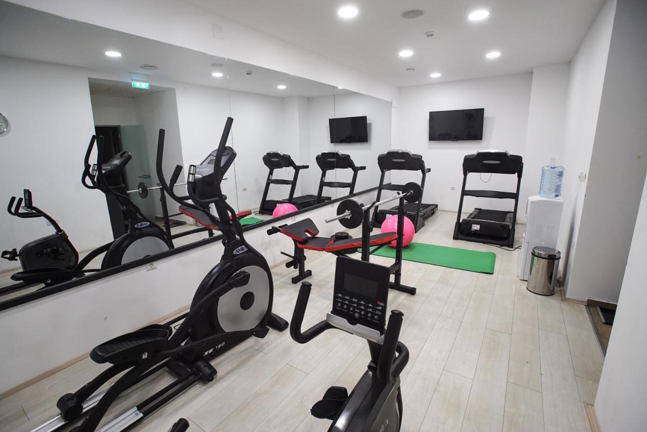 Hotel Sky Gyevgyelija Kültér fotó A gym in a hotel