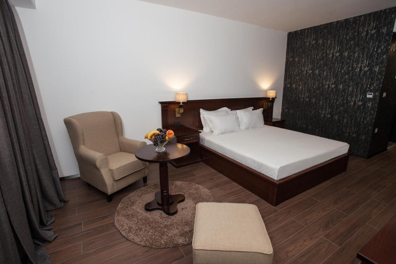Hotel Sky Gyevgyelija Kültér fotó A room at the hotel