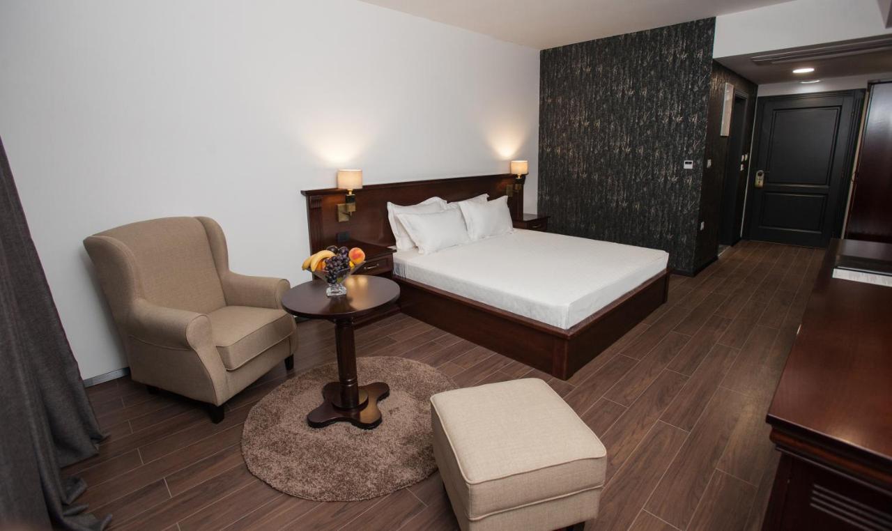 Hotel Sky Gyevgyelija Kültér fotó A room at the hotel