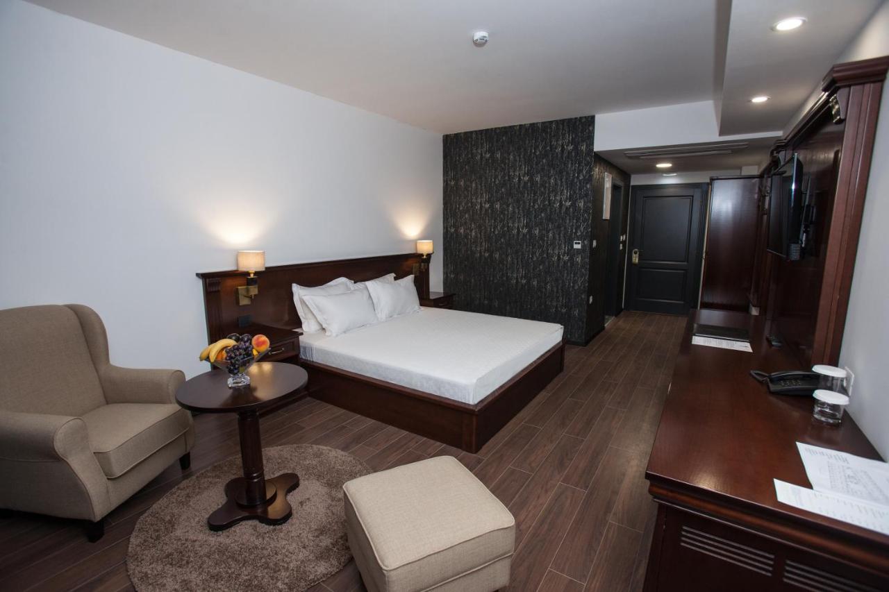 Hotel Sky Gyevgyelija Kültér fotó A room at the hotel