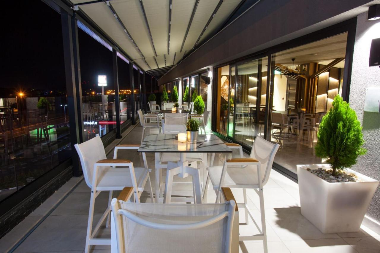 Hotel Sky Gyevgyelija Kültér fotó The Sky Bar