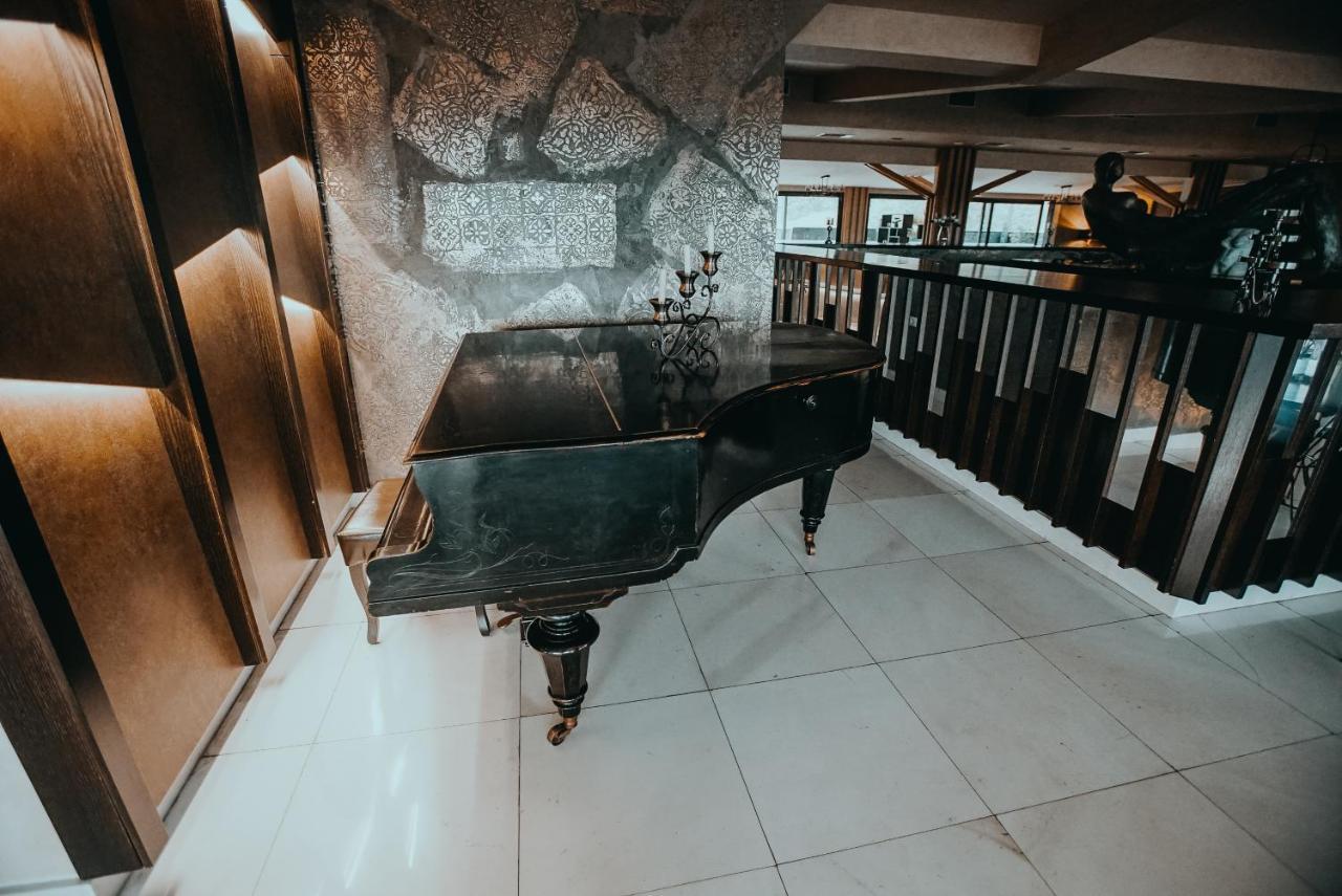 Hotel Sky Gyevgyelija Kültér fotó Piano at the lobby